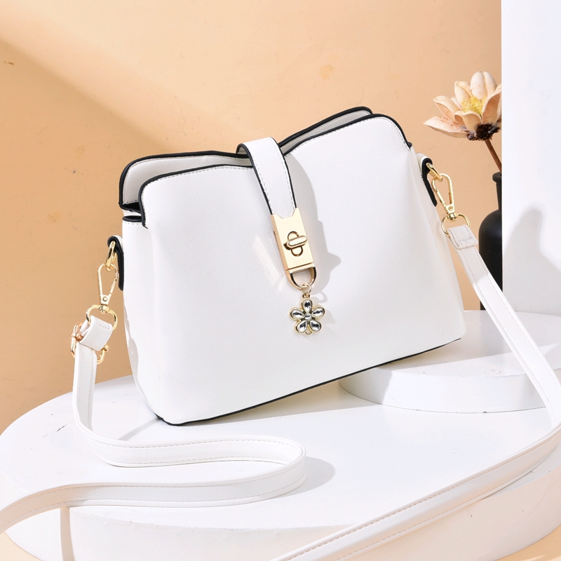 JT551 IDR.171.000 MATERIAL PU SIZE L23XH18XW6CM WEIGHT 550GR COLOR WHITE