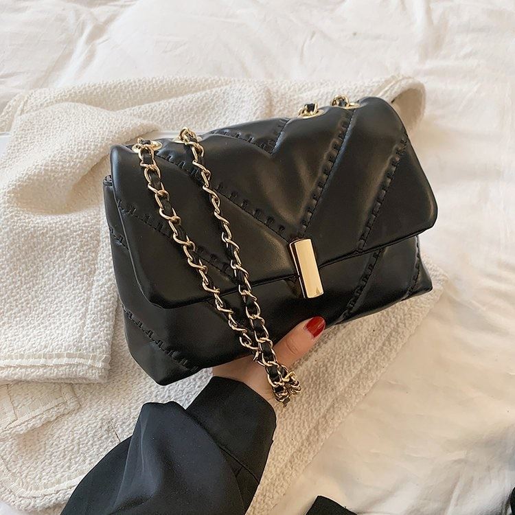 JT602 IDR.175.000 MATERIAL PU SIZE L24XH16XW9CM WEIGHT 450GR COLOR BLACK