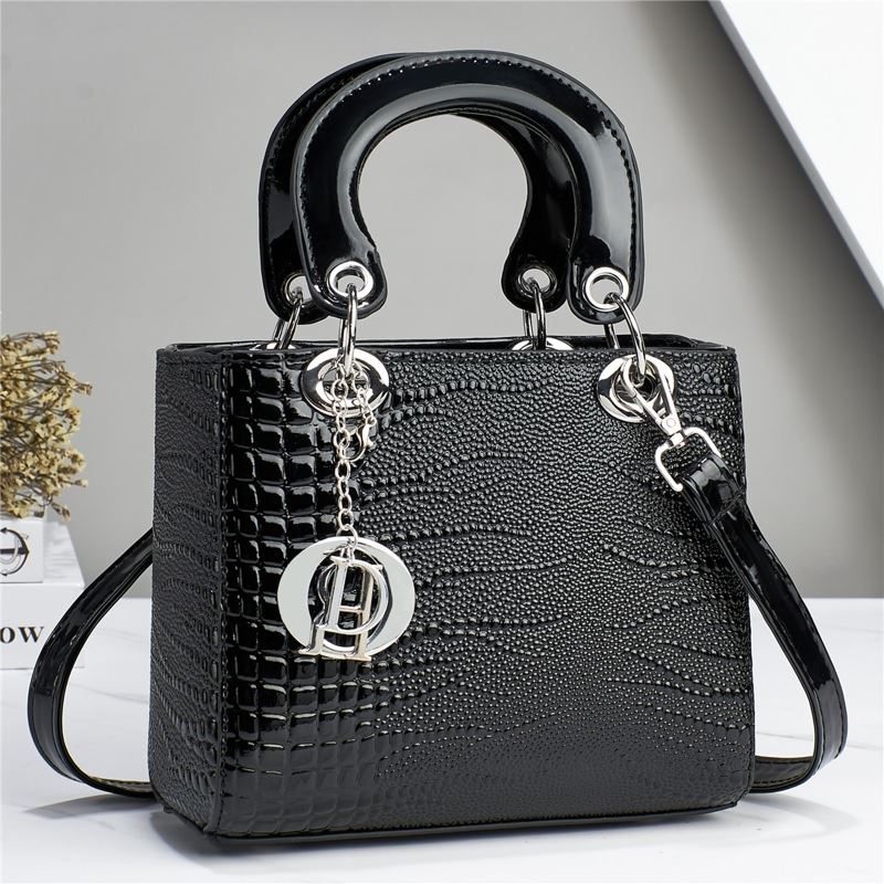 JT602021 IDR.184.000 MATERIAL PU SIZE L20XH17XW10CM WEIGHT 500GR COLOR BLACK