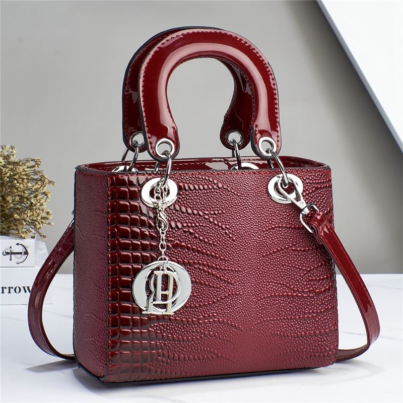 JT602021 IDR.184.000 MATERIAL PU SIZE L20XH17XW10CM WEIGHT 500GR COLOR WINE