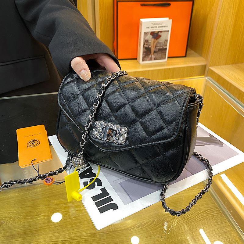 JT6100 IDR.145.000 MATERIAL PU SIZE L19XH13XW5CM WEIGHT 450GR COLOR BLACK
