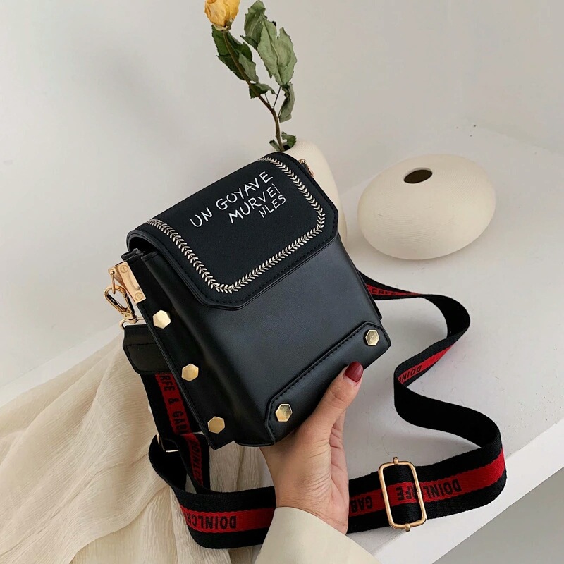 JT6243 IDR.163.000 MATERIAL PU SIZE L18.5XH17.5XW9.5CM WEIGHT 430GR COLOR BLACK