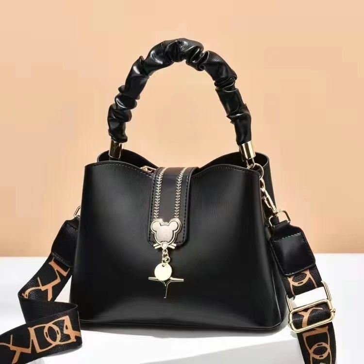 JT62871 IDR.182.000 MATERIAL PU SIZE L24XH17XW11.5CM WEIGHT 650GR COLOR BLACK