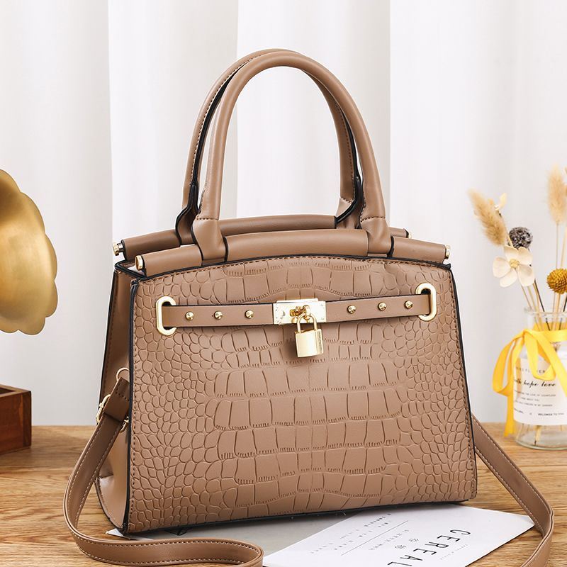 JT6610 IDR.197.000 MATERIAL PU SIZE L28XH22XW13CM WEIGHT 900GR COLOR KHAKI