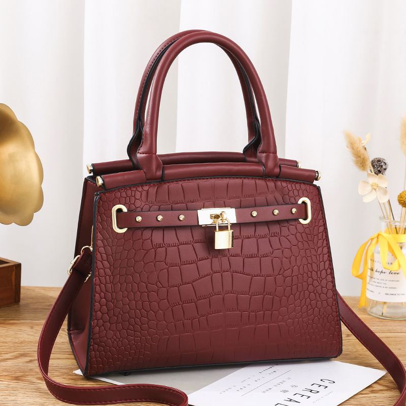 JT6610 IDR.197.000 MATERIAL PU SIZE L28XH22XW13CM WEIGHT 900GR COLOR WINE