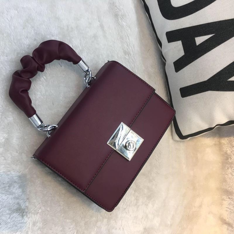 JT68956 IDR.187.000 MATERIAL PU SIZE L21XH15XW8CM WEIGHT 700GR COLOR WINE