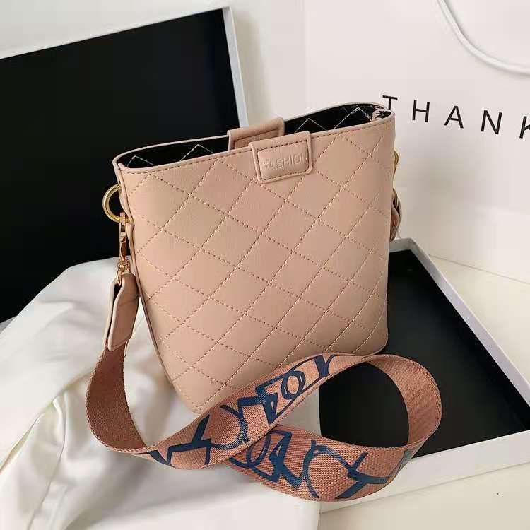 JT8460 IDR.169.000 MATERIAL PU SIZE L21XH20XW9CM WEIGHT 400GR COLOR PINK