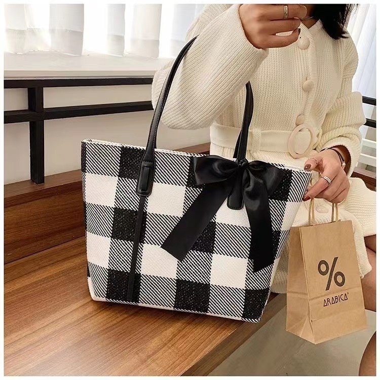 JT8735 IDR.172.000 MATERIAL WOOL SIZE L33XH29XW15CM WEIGHT 500GR COLOR BLACK