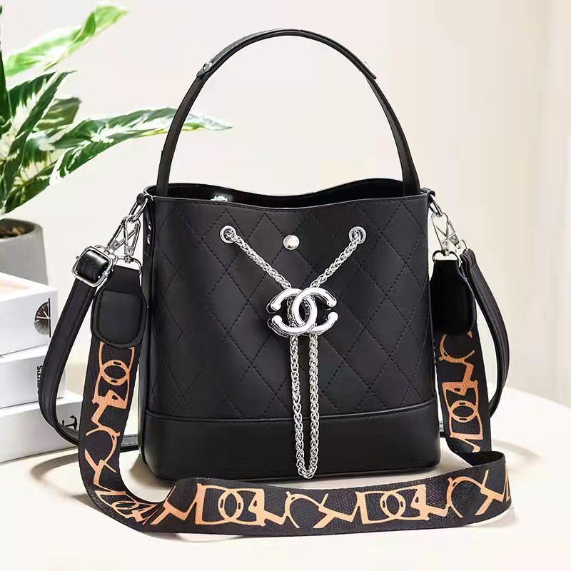 JT88074 IDR.175.000 MATERIAL PU SIZE L23XH21XW12CM WEIGHT 650GR COLOR BLACK