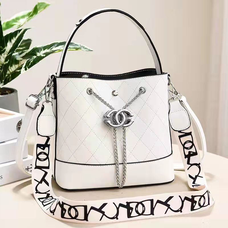 JT88074 IDR.175.000 MATERIAL PU SIZE L23XH21XW12CM WEIGHT 650GR COLOR WHITE