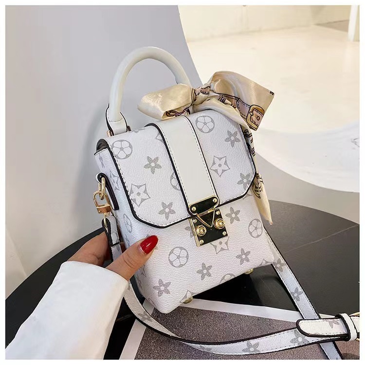 JT8841 IDR.175.000 MATERIAL PU SIZE L17XH17XW9CM WEIGHT 420GR COLOR WHITE