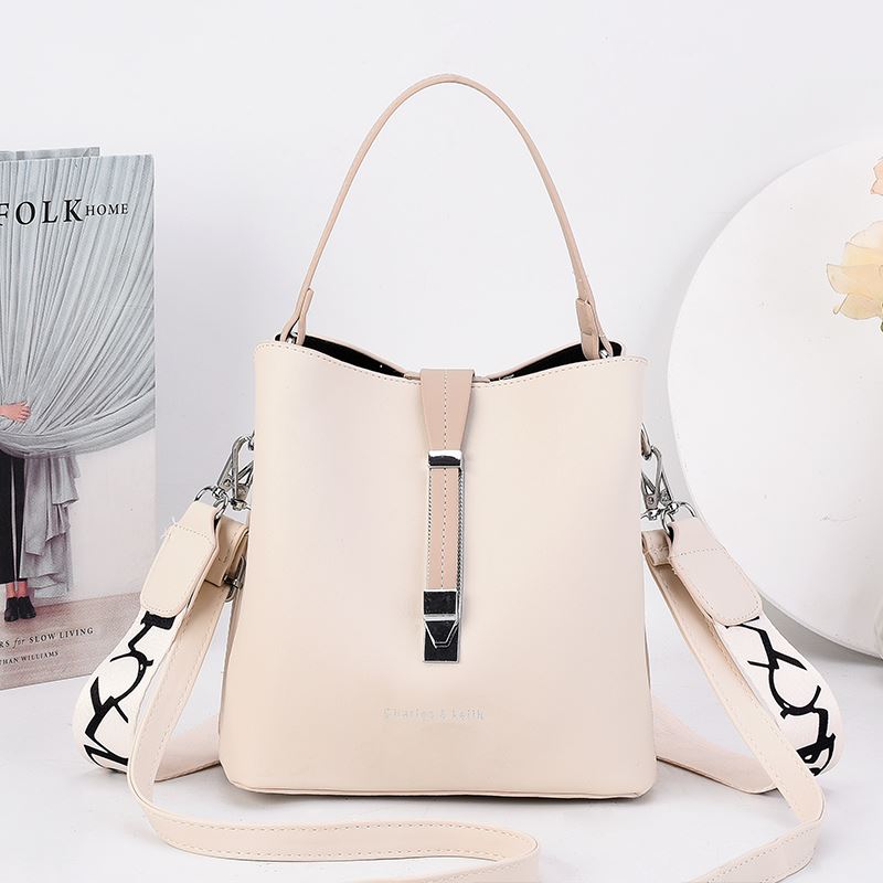 JT8871 IDR.183.000 MATERIAL PU SIZE L21XH19XW11CM WEIGHT 600GR COLOR BEIGE