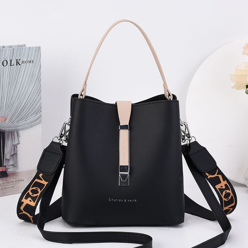 JT8871 IDR.183.000 MATERIAL PU SIZE L21XH19XW11CM WEIGHT 600GR COLOR BLACK