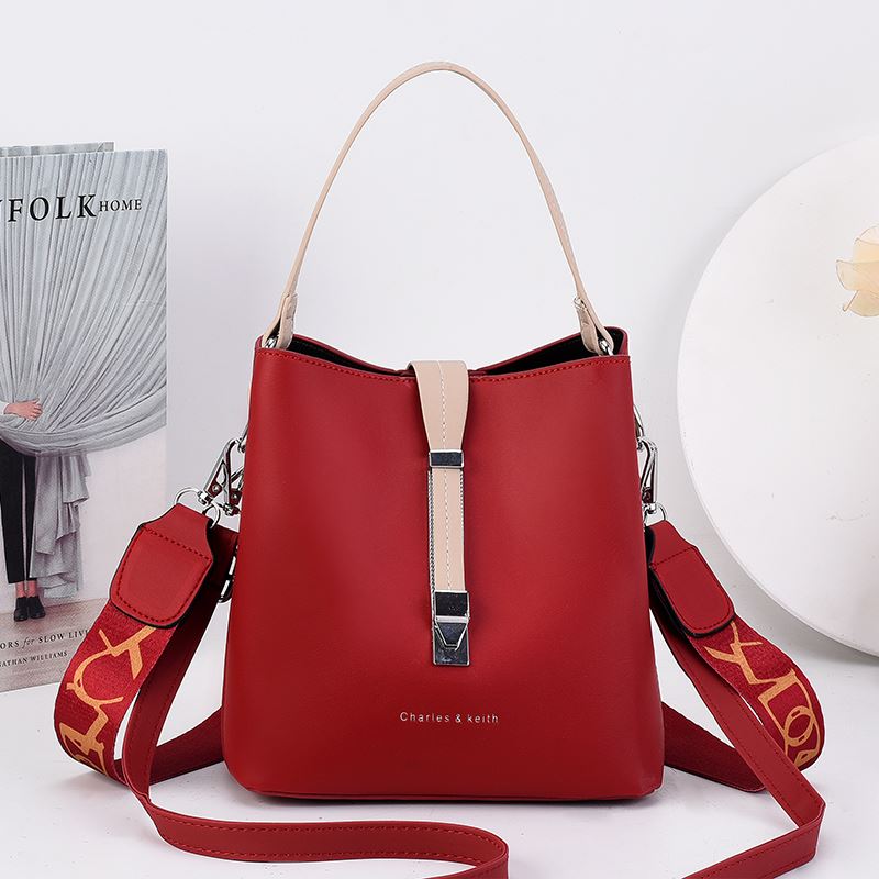 JT8871 IDR.183.000 MATERIAL PU SIZE L21XH19XW11CM WEIGHT 600GR COLOR RED