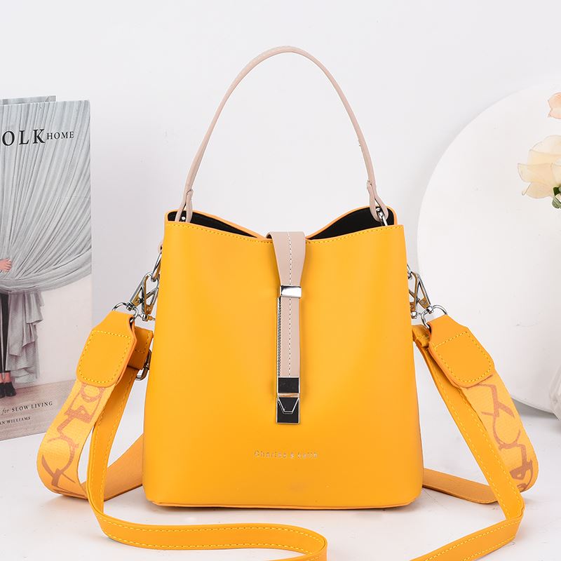 JT8871 IDR.183.000 MATERIAL PU SIZE L21XH19XW11CM WEIGHT 600GR COLOR YELLOW