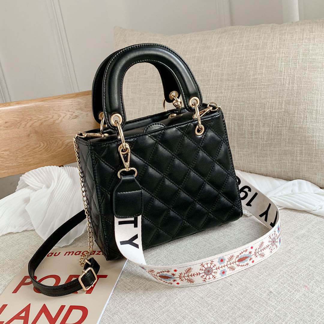 JT8910 IDR.175.000 MATERIAL PU SIZE L22XH18XW8CM WEIGHT 650GR COLOR BLACK