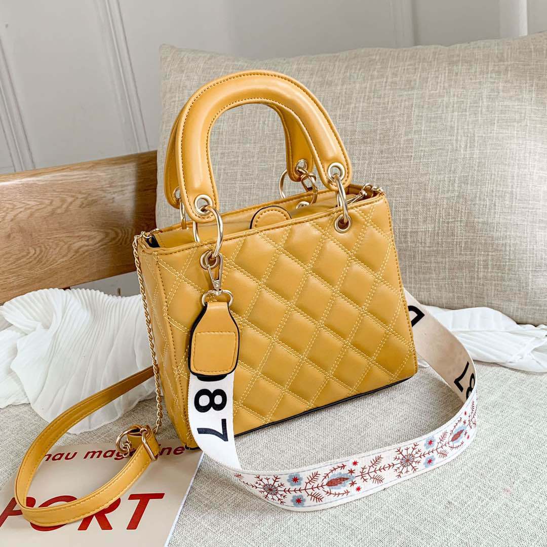 JT8910 IDR.175.000 MATERIAL PU SIZE L22XH18XW8CM WEIGHT 650GR COLOR YELLOW