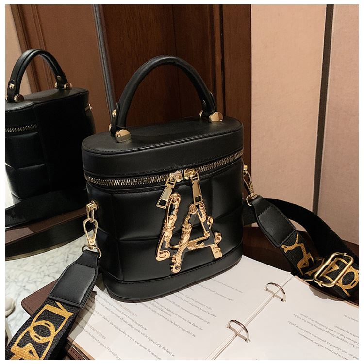 JT9036 IDR.176.000 MATERIAL PU SIZE L18XH17XW7.5CM WEIGHT 490GR COLOR BLACK