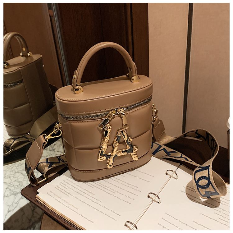 JT9036 IDR.176.000 MATERIAL PU SIZE L18XH17XW7.5CM WEIGHT 490GR COLOR KHAKI