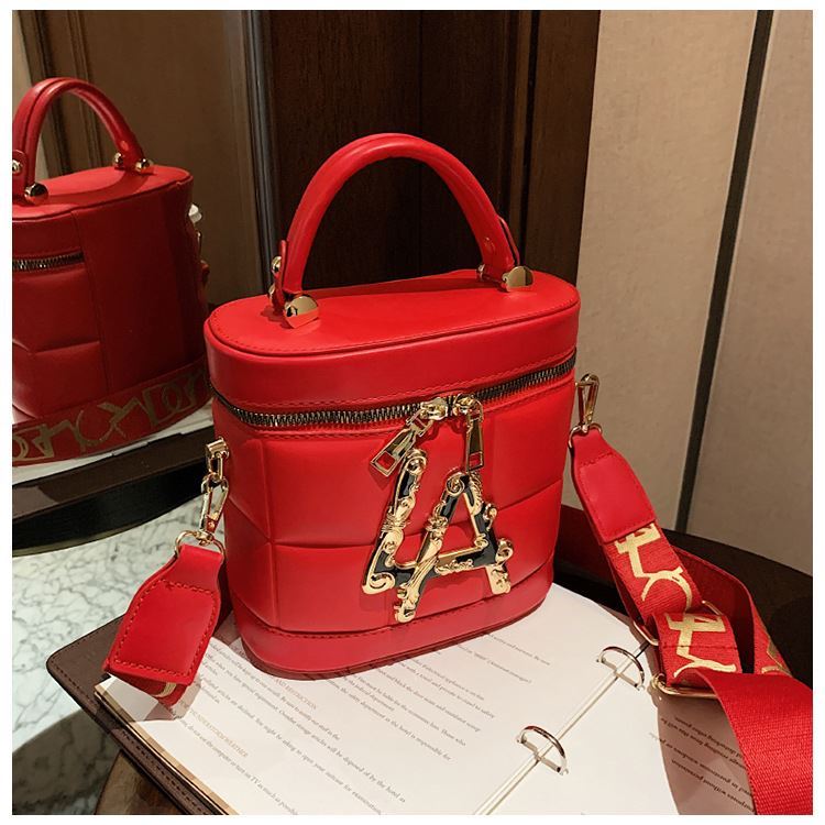 JT9036 IDR.176.000 MATERIAL PU SIZE L18XH17XW7.5CM WEIGHT 490GR COLOR RED