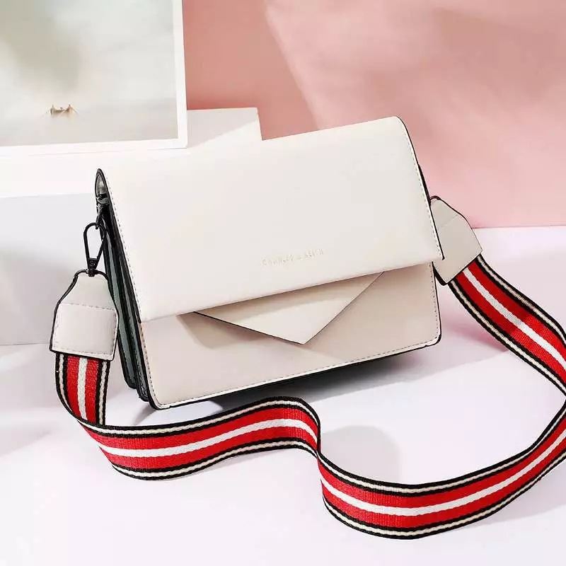 JT9885 IDR.162.000  MATERIAL PU SIZE L22XH15XW6CM WEIGHT 650GR COLOR WHITE