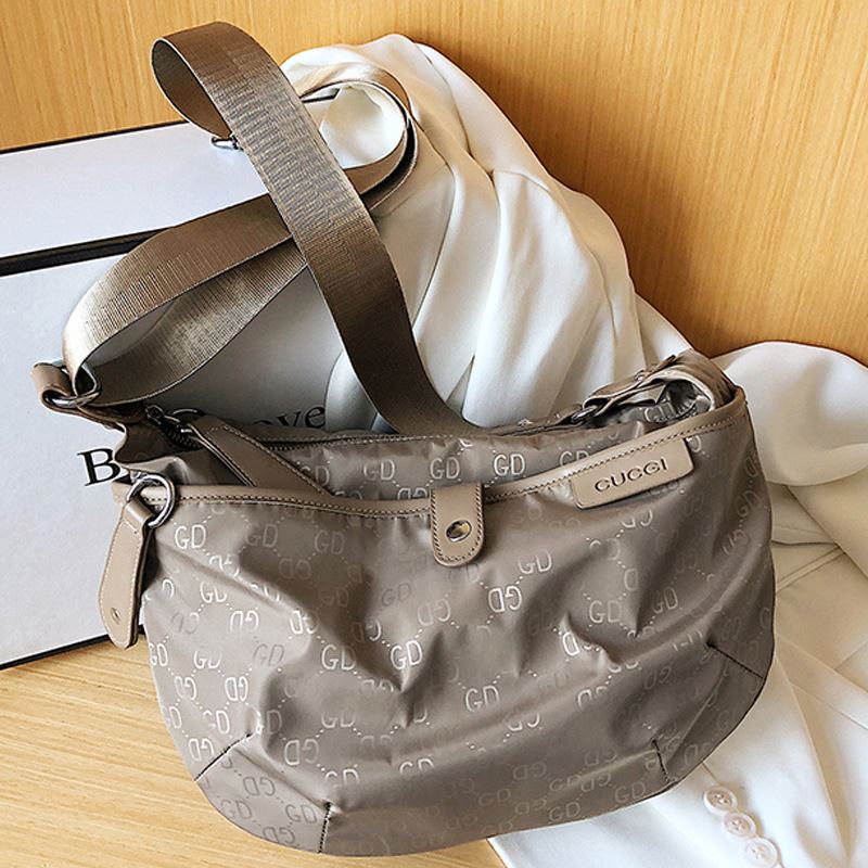 JTF08710 IDR.65.000 MATERIAL NYLON SIZE L30XH26XW10CM WEIGHT 450GR COLOR KHAKI