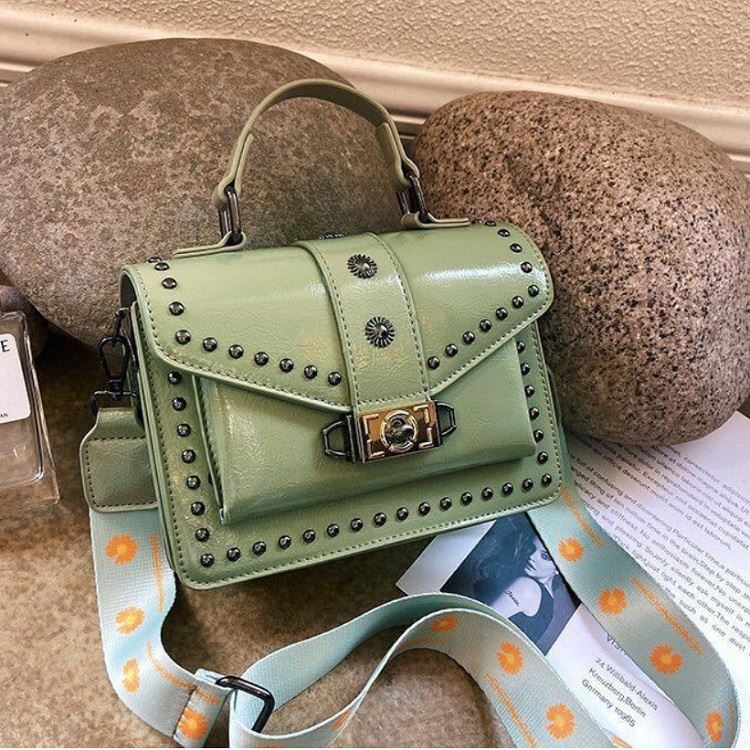 JTF09052 IDR.83.000 MATERIAL PU SIZE L21XH15XW7CM WEIGHT 750GR COLOR GREEN