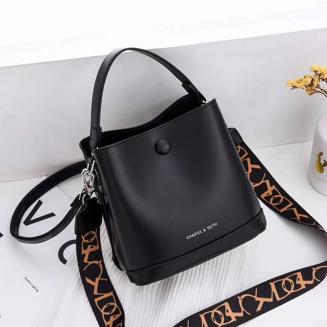 JTF12200 BLACK IDR.85.000 MATERIAL PU SIZE L20XH19XW13CM WEIGHT 700GR COLOR BLACK