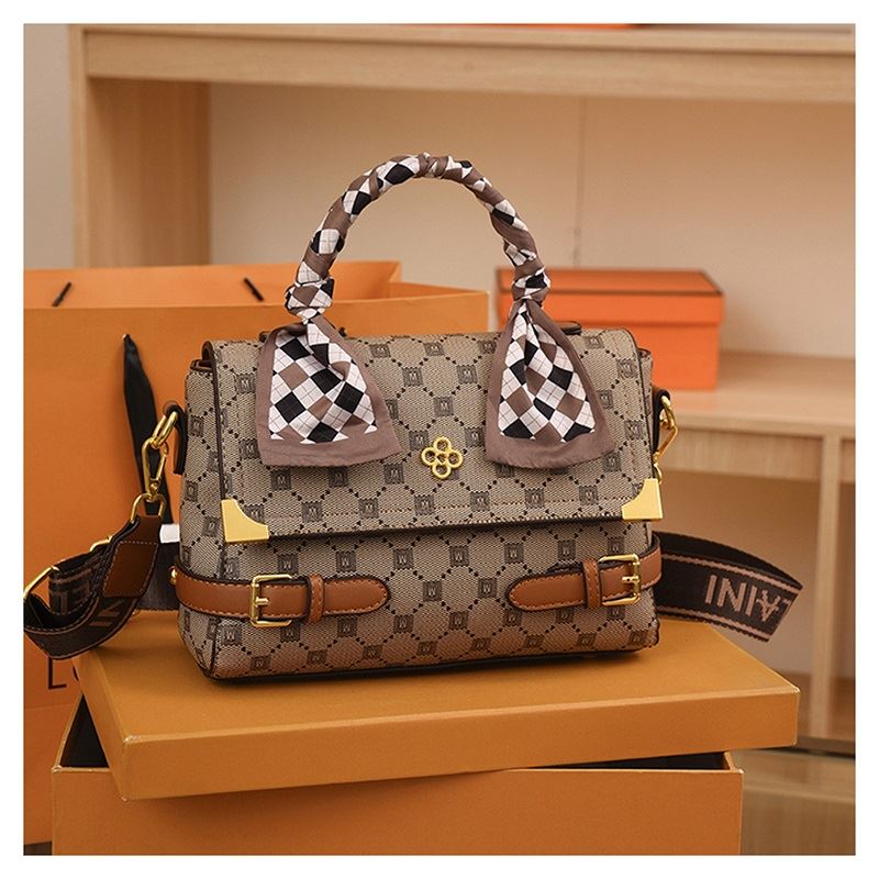 JTF16391 IDR.94.000 MATERIAL PU SIZE L23XH19XW8CM WEIGHT 650GR COLOR KHAKI