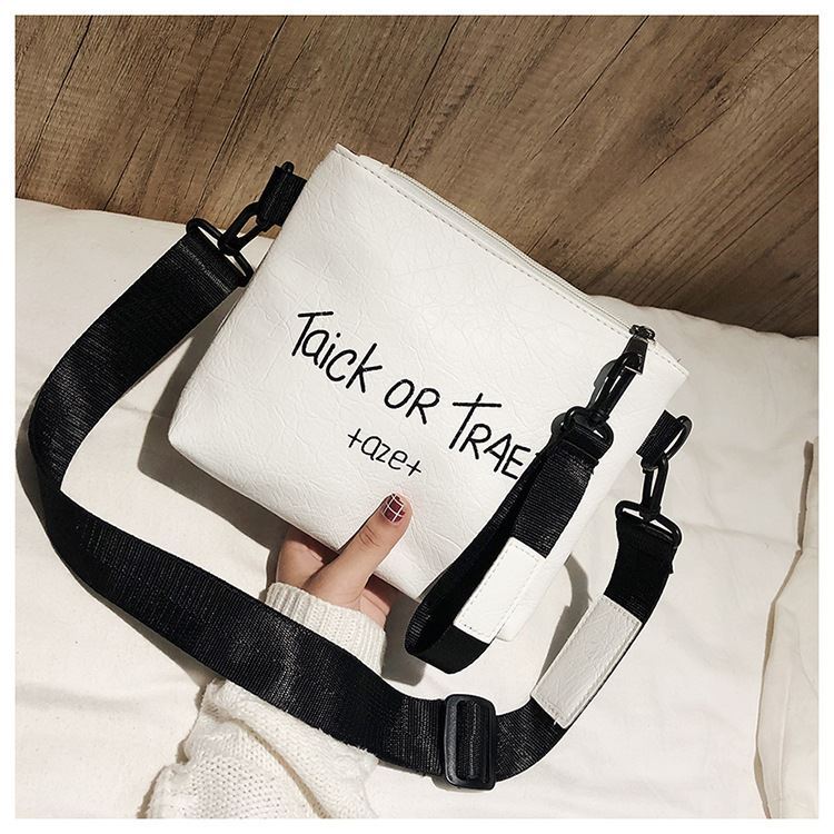JTF18225 IDR.33.000 MATERIAL PU SIZE L22XH18XW4CM WEIGHT 300GR COLOR WHITE