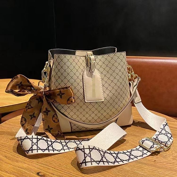JTF188881 IDR.99.000 MATERIAL PU SIZE L23XH19XW12CM WEIGHT 600GR COLOR BEIGE