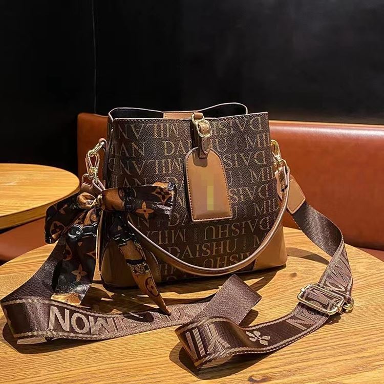 JTF188881 IDR.99.000 MATERIAL PU SIZE L23XH19XW12CM WEIGHT 600GR COLOR LETTERCOFFEE