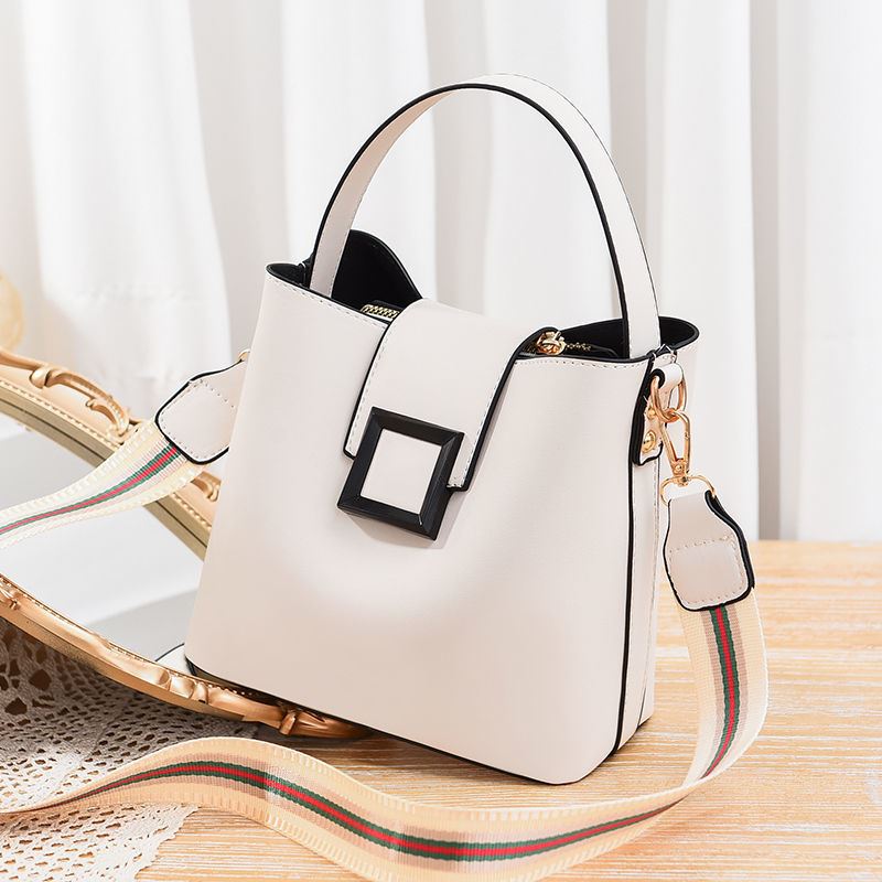 JTF2042 IDR.70.000 MATERIAL PU SIZE L20XH20XW11CM WEIGHT 600GR COLOR WHITE