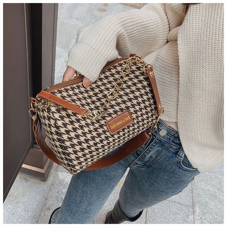 JTF6107 IDR.60.000 MATERIAL PU SIZE L20XH15XW11CM WEIGHT 200GR COLOR BROWN