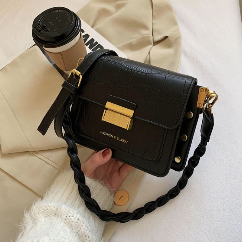 JTF64300 IDR.75.000 MATERIAL PU SIZE L20.5XH15XW8CM WEIGHT 500GR COLOR BLACK