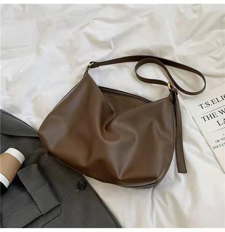 JTF7006 IDR.60.000 MATERIAL PU SIZE L38XH30XW10.5CM WEIGHT 440GR COLOR BROWN