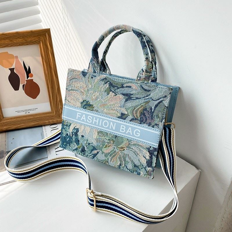 JTF7013 IDR.65.000 MATERIAL CANVAS SIZE L21XH17XW6.5CM WEIGHT 350GR  COLOR FLOWERBLUE