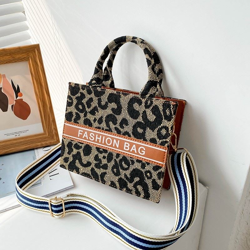 JTF7013 IDR.65.000 MATERIAL CANVAS SIZE L21XH17XW6.5CM WEIGHT 350GR  COLOR LEOPARD