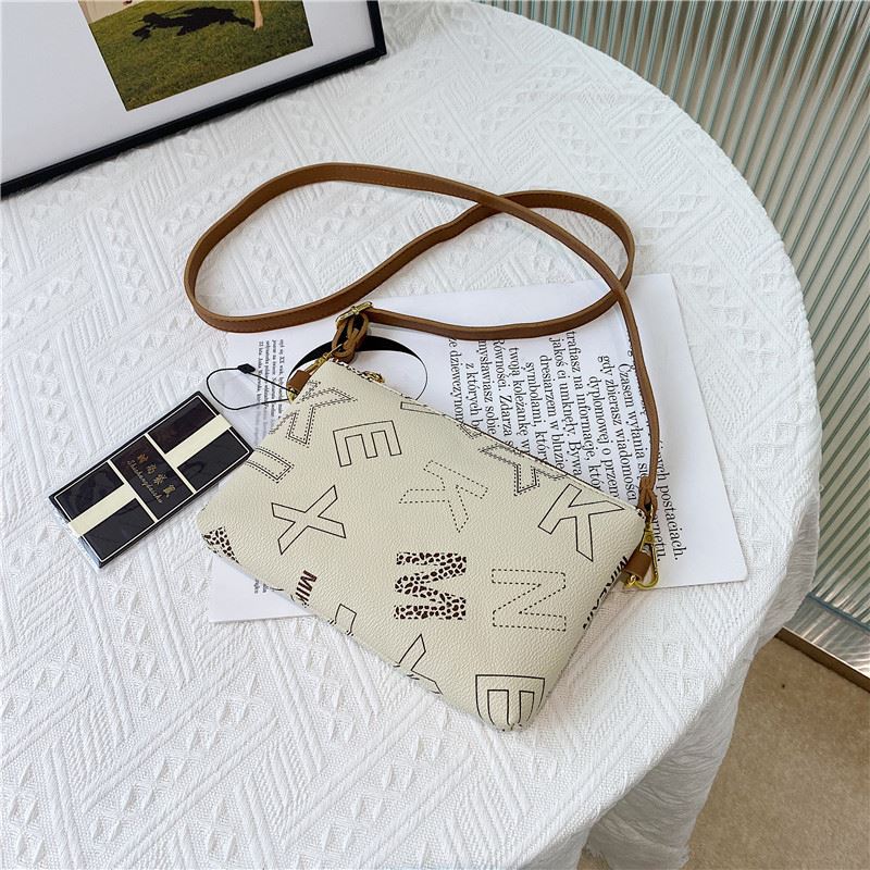 JTF801 IDR.49.000 MATERIAL PU SIZE L20XH18XW3CM WEIGHT 220GR COLOR BEIGE