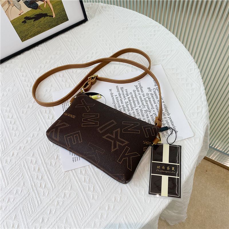 JTF801 IDR.49.000 MATERIAL PU SIZE L20XH18XW3CM WEIGHT 220GR COLOR COFFEE