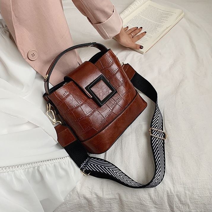 JTF8089 IDR.75.000 MATERIAL PU SIZE L21XH20XW11CM WEIGHT 600GR COLOR BROWN