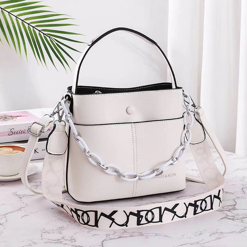 JTF88070 IDR.75.000 MATERIAL PU SIZE L23XH20XW12.5CM WEIGHT 700GR COLOR BEIGE