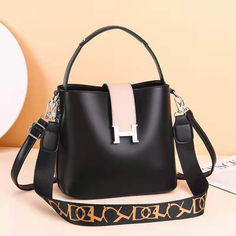 JTF88071 IDR.87.000 MATERIAL PU SIZE L23XH20XW12.5CM WEIGHT 650GR COLOR BLACK