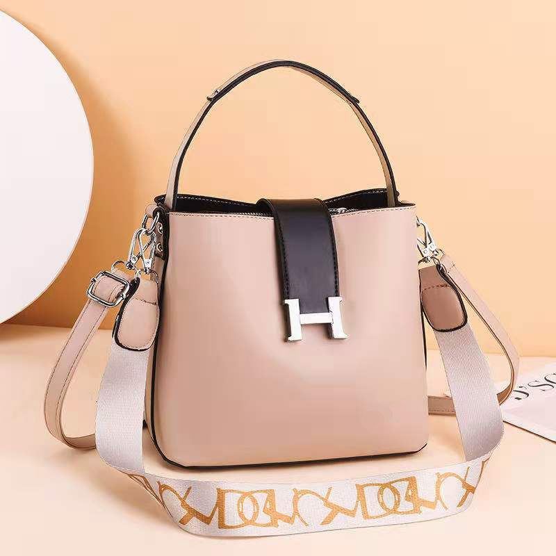 JTF88071A IDR.87.000 MATERIAL PU SIZE L23XH20XW12.5CM WEIGHT 650GR COLOR KHAKI