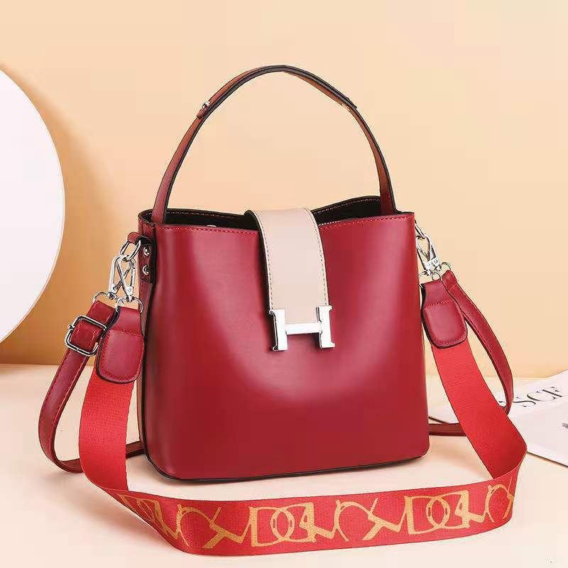 JTF88071A IDR.87.000 MATERIAL PU SIZE L23XH20XW12.5CM WEIGHT 650GR COLOR RED