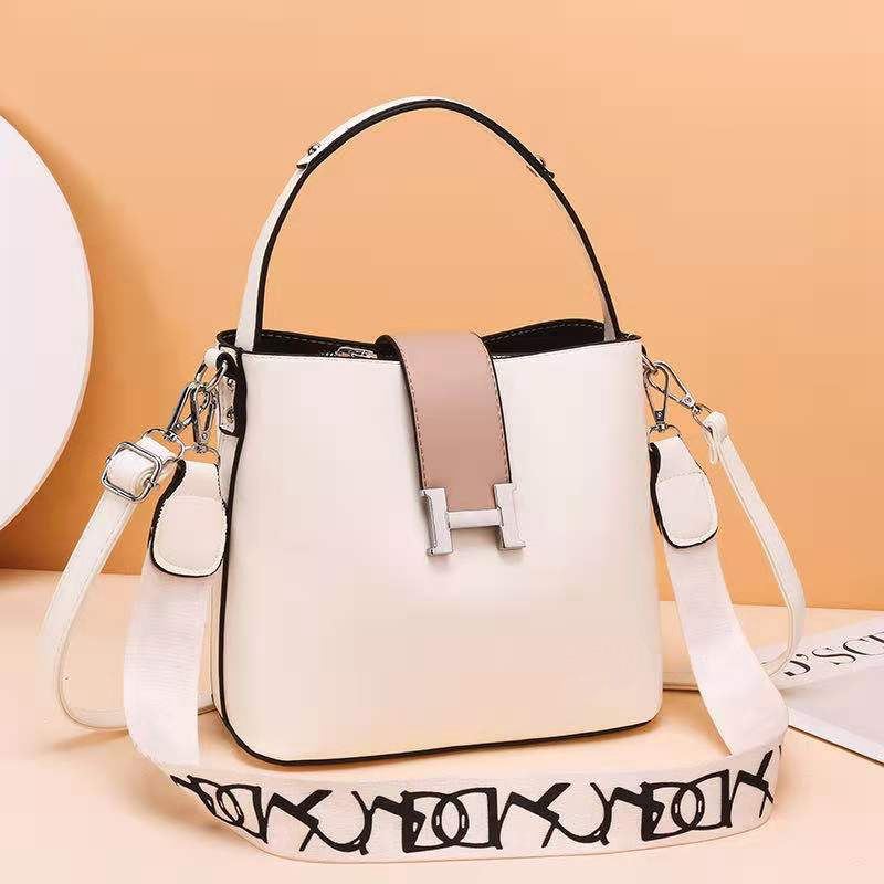 JTF88071A IDR.87.000 MATERIAL PU SIZE L23XH20XW12.5CM WEIGHT 650GR COLOR WHITE