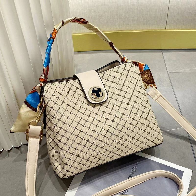 JTF8883 IDR.92.000 MATERIAL PU SIZE L21XH18XW9.5CM WEIGHT 600GR COLOR BEIGE